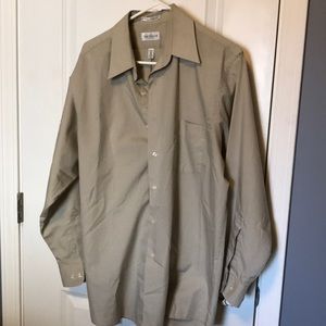 Van Heusen Men’s Button up dress shirt